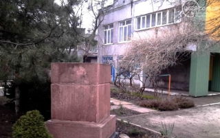 В Маріуполі чиновниця сховала пам'ятник Дзержинському