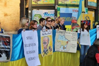 Українців в Римі провели театралізовану акцію проти російської агресії