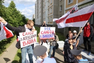 "Ні союзу з бандою": у Мінську зірвали відкриття графіті з білоруським хлопчиком та російською дівчинкою