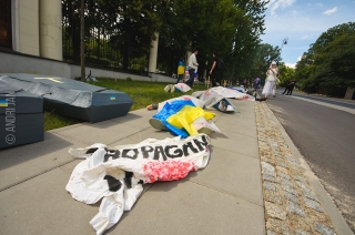 Закривавлені тіла, труни та похоронні вінки: як Польща вітала з Днем Росії