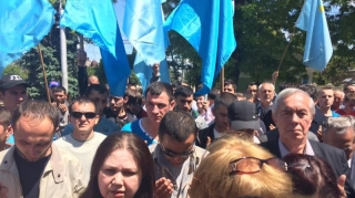 На несанкціоновані акції у Криму вийшли тисячі кримських татар &minus; вперше за час окупації