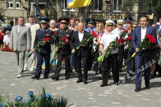 День Конституції: урочистості в Одесі пройшли біля пам'ятника великому Кобзареві