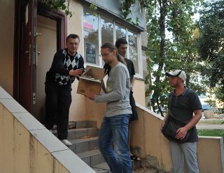 Правий сектор ОБОЛОНЬ також найшов можливість передати НЕОБХІДНІ речі для бійців (єдина партія що НАВІТЬ САМА запропонувала допомогу). ДЯКУЄМО!!!!