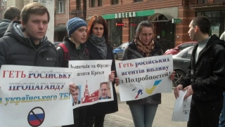 "Льовочкін і Фірташ - агенти Кремля" : під "Інтером" протестували проти російської пропаганди. ФОТОрепортаж + ВІДЕО