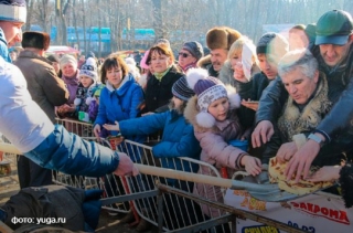 На Масляну російським чиновникам заборонили годувати людей з лопат