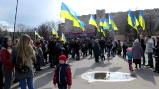 На українському віче в Слов'янську трощили портрети ватажків бойовиків і пізнавали " побутових сепаратистів "
