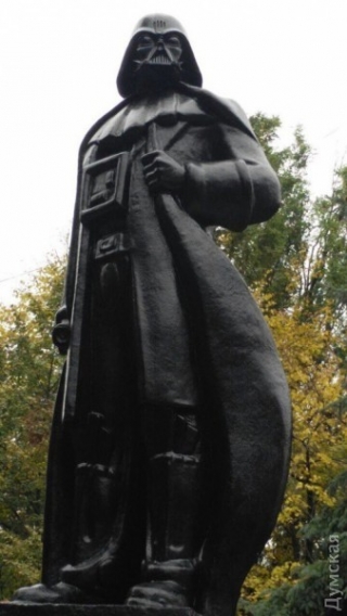 Трансформація Леніна: в Одесі з'явився перший у світі пам'ятник Дарту Вейдеру