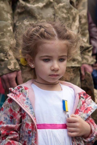 И не знаю, простит ли эта девочка, которая получила награду за своего погибшего отца.