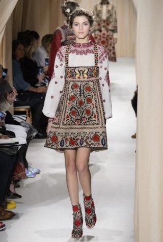 Valentino вивів на подіум моделей у вишиванках і жупанах