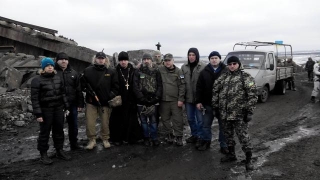 З полону російських терористів звільнили трьох захисників донецького аеропорту . ФОТО