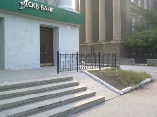 паркан та дорога