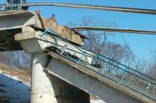 В Росії завалився міст з написом ''Обама - лох'' (відео)