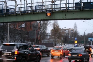 У Києві встановили "розумне" табло, яке показує швидкість авто