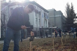 Біля посольства Росії в Києві встановили хрести з іменами загиблих у Маріуполі