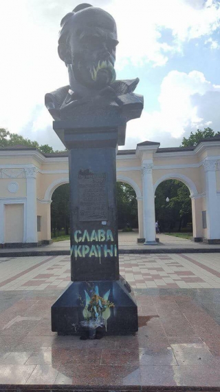 У Сімферополі пам'ятник Шевченку розмалювали в жовто-блакитні кольори