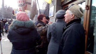 Жінка , нібито мати бійця 25-го батальйону , відмовилася називати прізвище сина і більше схожа на " Тітушку " , що робить картинку для російських ЗМІ, - Антон Геращенко. ФОТО