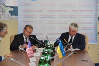 У порту під Одесою українська держкомпанія та найбільший агротрейдер США підписали договір про інвестиції (фото)