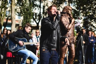У Луцьку встановили перший пам'ятник Кузьмі Скрябіну в повний зріст