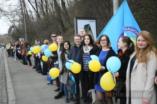 Українські студенти зробили живий ланцюг від посольства Нідерландів до Європейської площі в Києві
