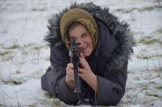 На Львівщині бабуся взялася за автомат, щоб захищати країну (ФОТО)