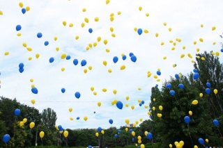 Фоторепортаж: В Одесі в День Конституції в небо злетіли тисячі синьо- жовтих кульок (ФОТО)