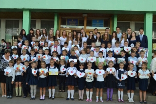 Учні 3-В та 3-Г класів Вінницької школи №35 зробили своїми руками та написали листи до солдат. ФОТО