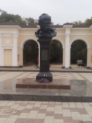 У Криму "поліція" оточила пам&rsquo;ятник Шевченку, злякавшись покладених синьо-жовтих квітів