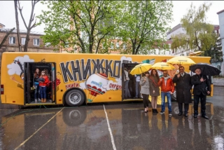 У Києві з'явилась унікальна бібліотека-автобус