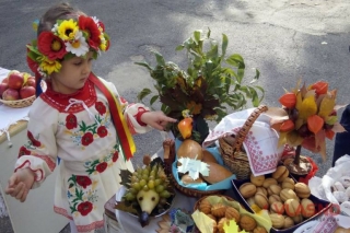 Малюки з вінницького дитсадка купили солдатам бензопилку