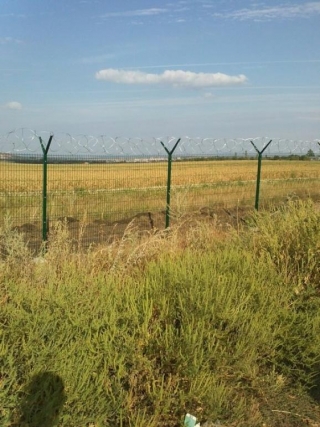 Фотофакт: Росія відгородилася від "ЛНР" парканом із колючим дротом