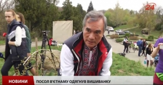 Посли 30 країн зняли краватки та посадили дерева в Києві (відео)