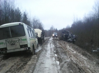 В Росії на трасі застряг автобус та перекинувся трактор