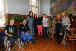 Призерка Паралімпіад зі США провідала травмованих українських бійців