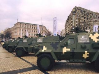 У Києві на Михайлівській площі з'явилися бронеавтомобілі. ФОТО