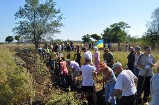 У Запоріжжі місцеві мешканці готуються оборонятися від можливих атак з боку РФ: сотні активістів виїхали копати шанці для оборони міста. фото на сайті.