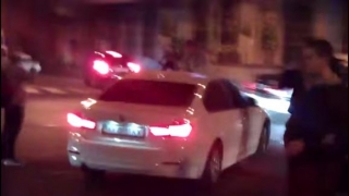 Харків'янин тримав автопорушницю до приїзду копів, катаючись на капоті її авто