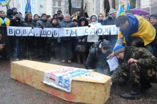 В Одесі спалили труну з Путіним під російським Генконсульством (ФОТОРЕПОРТАЖ)
