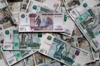 В июле Москва  заставляет Крым начать жить в долг, взяв у нее кредит.