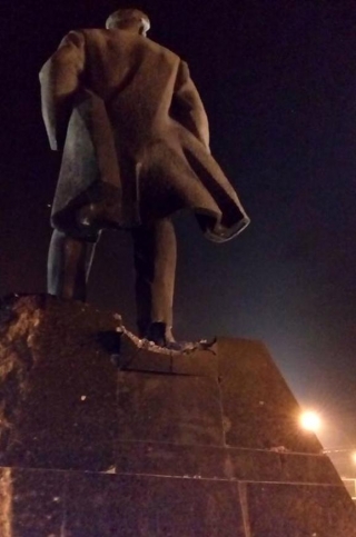 Фотофакт: Уночі в центрі Донецька підірвали пам&rsquo;ятник Леніну
