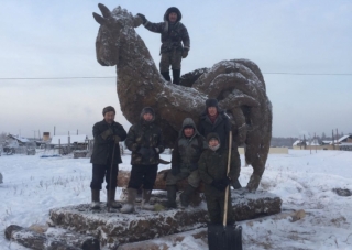 Величезний півень із ГОМНА на цей раз прикрасив село Уолба (росія). ФОТО