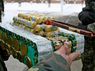 Третьокласниця подарувала військовим в зоні АТО "танк" із цукерок