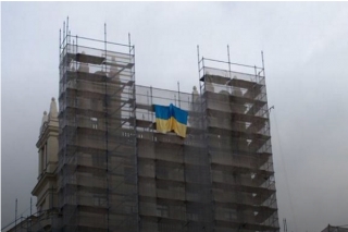 У Москві на розмальованій Мустангом багатоповерхівці вивісили прапор України