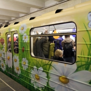 Від сьогодні в київському метро буде їздити &laquo;поїзд квітів&raquo;