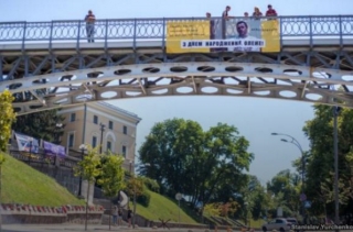 У Києві Сенцова привітали з ювілеєм 5-метровим плакатом