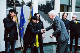 Німецький посол подарував Scorpions футболки з українським прапором